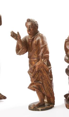 null Moine en bois naturel sculpté tenant sa robe d'une main

Espagne, XVIIe siècle...