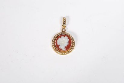 null 18K yellow gold chain and pendant, the round pendant decorated with a cameo...