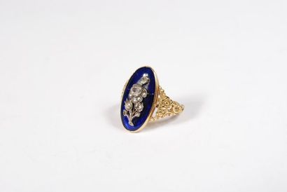 null Yellow and white gold ring 18K 750/000 decorated with an oval medallion flowered...