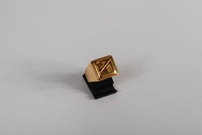 null Bague chevalière en or jaune 18K 750/000

Poids : 17,2 g