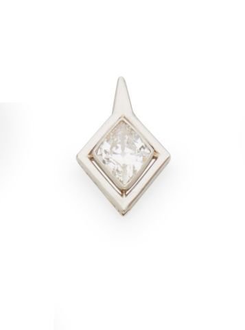 null Diamond of diamond shape weighing approximately 3 carats in a platinum setting

L....