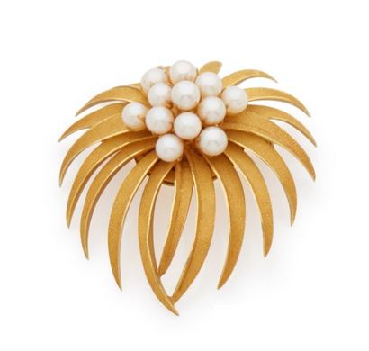 Brooch in 18K yellow gold with a floral design...