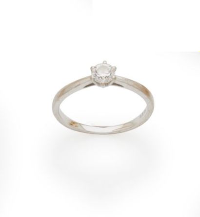 null Solitaire ring in 18 K white gold 750/000 set with a brilliant-cut diamond weighing...