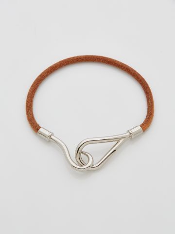 null HERMES Paris 

Leather and silver plated metal Jumbo bracelet

In a beige fabric...
