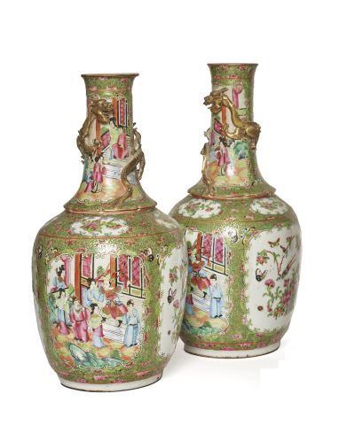 null Canton 

Deux vases en porcelaine à décor polychrome de scènes de palais dans...
