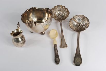 null Lot in silver 925/000 including : 

- Saupoudreuse with foliage pattern with...