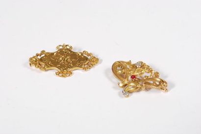 null Lot of two brooches in 18K yellow gold 750/000, one poly-lobed representing...