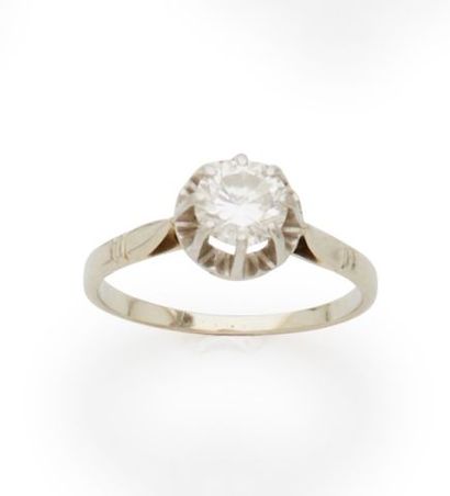 null Solitaire ring in 18K white gold 750/000 set with a brilliant-cut diamond of...