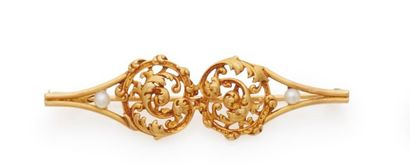 null Brooch in 18K yellow gold 750/000 with a decoration of foliage scrolls facing...