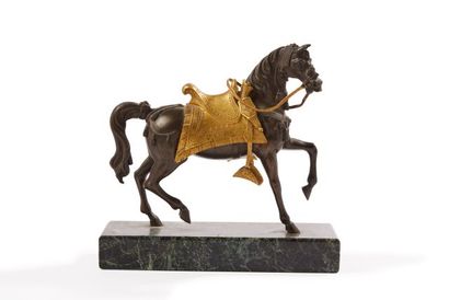 null Cheval arabe 

Bronze à double patine noire et or, reposant sur un socle en...