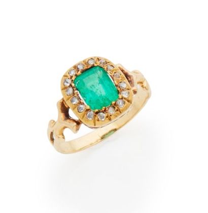 18K yellow gold ring with an emerald set...