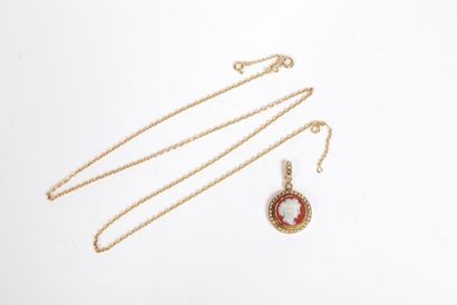 null 18K yellow gold chain and pendant, the round pendant decorated with a cameo...