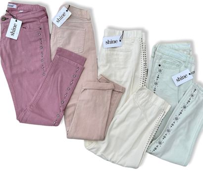 null Pantalons de la marque Shine



Quantité : 653