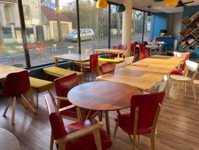null Mobilier de salle de café/restauration rapide comprenant : 

10 tables rectangulaires,...