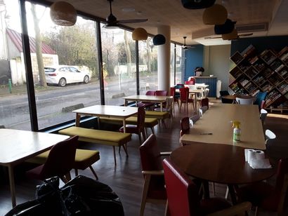 null Mobilier de salle de café/restauration rapide comprenant : 

10 tables rectangulaires,...