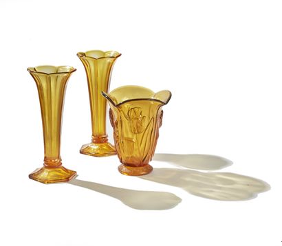 null Smoked molded glass set composed of a vase with tulips and a pair of tulip vases...