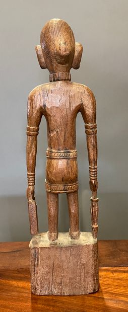 null Standing figure in carved wood, he holds tools at the end of his hands 

H....