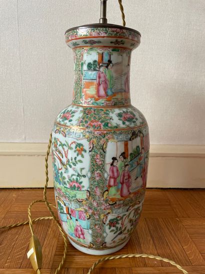 null Canton, XIXe siècle 

Vase balustre en porcelaine à décor polychrome de scènes...