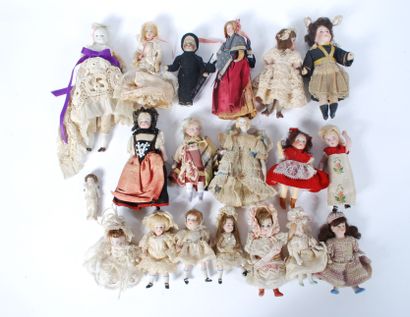 39 - Dix-neuf mignonnettes de maison de poupées,...