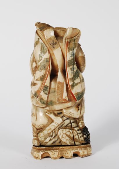 null Japon, XIXe siècle 

Okimono en ivoire sculpté présentant un personnage et son...