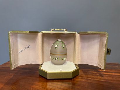 null Theo FABERGE 

Egg box in enamelled glass 

Signed and numbered 726

H. 12 cm...