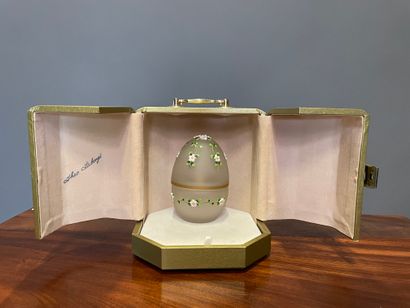 null Théo FABERGE 

Boite œuf en verre émaillé 

Signé et numéroté 726

H. 12 cm...