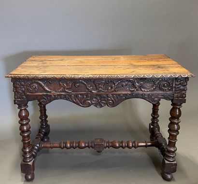 Table à écrire en bois sculpté de style Renaissance...
