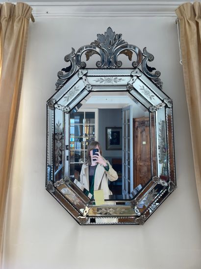 null Venetian mirror with pediment

H. 110 cm approximately