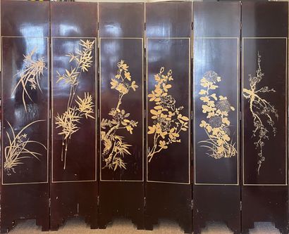 null China, 20th century 

Large six-leaf folding screen decorated in the Coromandel...