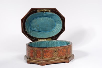 null TAHAN Paris 

Octagonal box, veneered with Ambony burl, decorated with reserves...