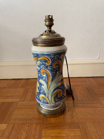 null 
Sicile XVII-XVIIie siècle 




Pot à pharmacie adapté d'une monture de lampe




Hauteur...