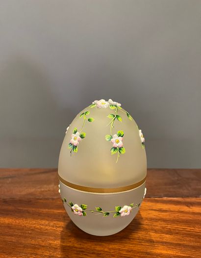 null Theo FABERGE 

Egg box in enamelled glass 

Signed and numbered 726

H. 12 cm...