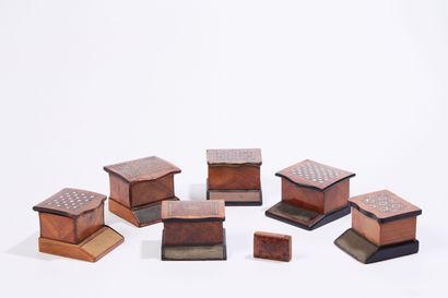 null Lot comprenant sept boites à allumettes en bois de placage marqueté 

XIXe siècle...