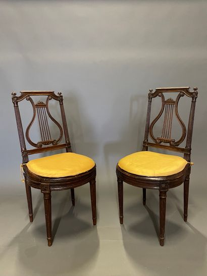 null Paire de chaises à dossier lyre en bois sculpté, assise cannée 

Style Louis...