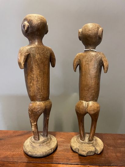 null Couple de personnages en bois sculpté 

H. 25,5 et 26,5 cm 

Inde ?