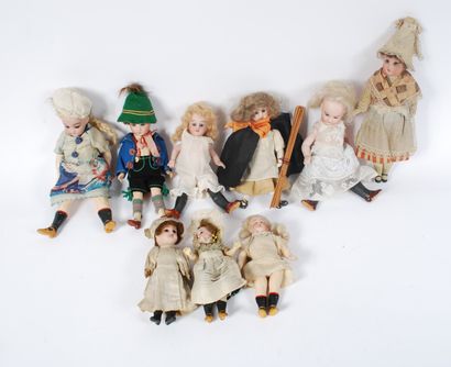 36 - Neuf poupées miniatures diverses, modernes...