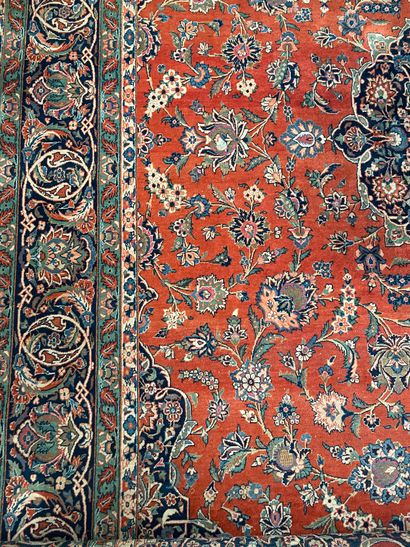 null Grand tapis laina à décor d'un médaillon central bleu sur fond rouge à décor...