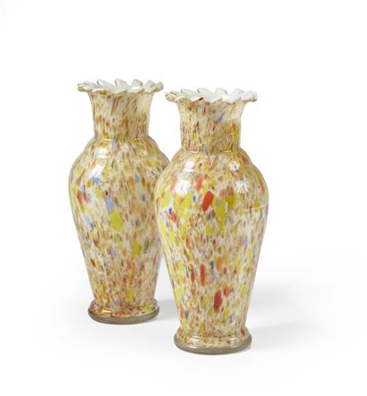null Paire de vases en verre à fond jaune et décor multicolore, les bords ourlés...