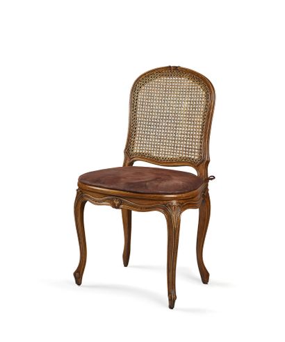 null Suite of six chairs in molded natural wood, seat and back caned

Louis XV style

97...