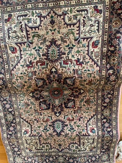 null TABRIZ 

Tapis en laine et soie à décor de rosaces et fleurs stylisées sur fond...