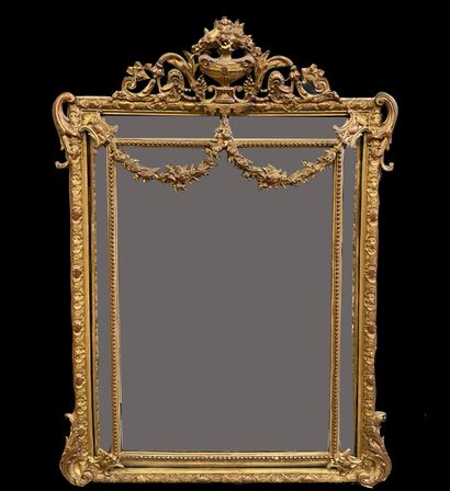 null Miroir à fronton de forme rectangulaire en bois et stuc dorés à décor de frises...