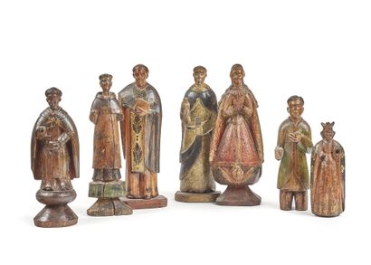 Ensemble de santons et sujets en bois sculpté...