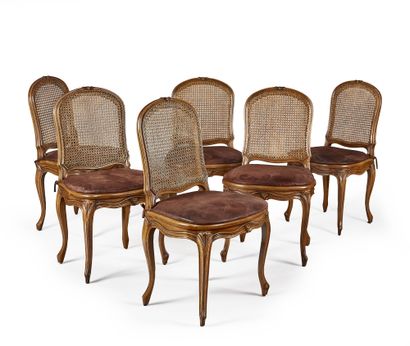 Suite de six chaises en bois naturel mouluré,...