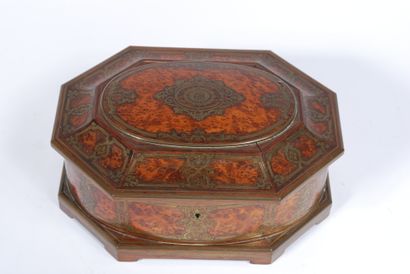 null TAHAN Paris 

Octagonal box, veneered with Ambony burl, decorated with reserves...