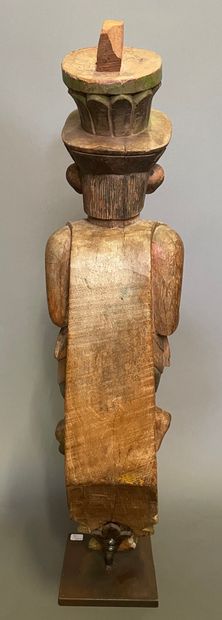 null Danseur en bois sculpté 

H. 78 cm 

Indonésie