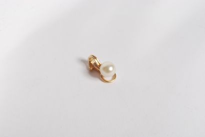  ** Clip d'oreille en or jaune 18K 750/000 et perle 
Poids brut : 2,5 g