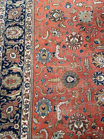 null Grand tapis laine à décor de fleurs stylisées sur fond rouge, bordure bleue...