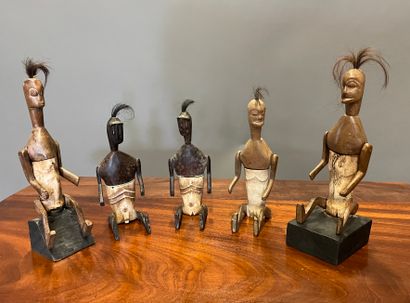 null Five statuettes in wood and carved bone 

African work