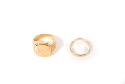  * Lot in yellow gold 18K 750/000 including signet ring and wedding band 
weight...