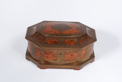 null TAHAN Paris 

Octagonal box, veneered with Ambony burl, decorated with reserves...